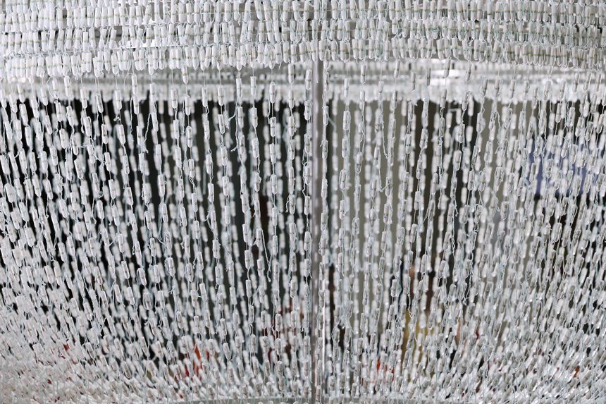 Détail d'une création de l'artiste Joana Vasconcelos intitulée "La mariée", un lustre composé de tampons hygiéniques, exposé au CentQuatre, le 4 juillet 2012.