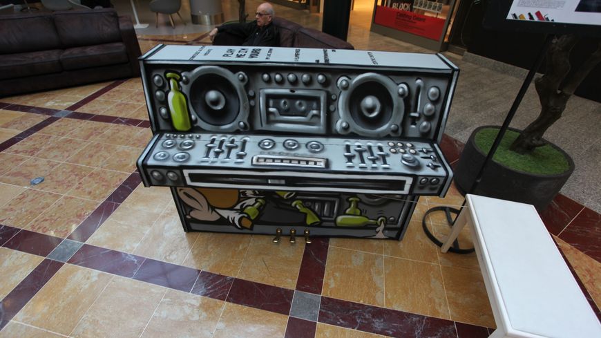 Le piano de Jace dans le centre commercial Les Passages de Boulogne-Billancourt, en septembre 2018.