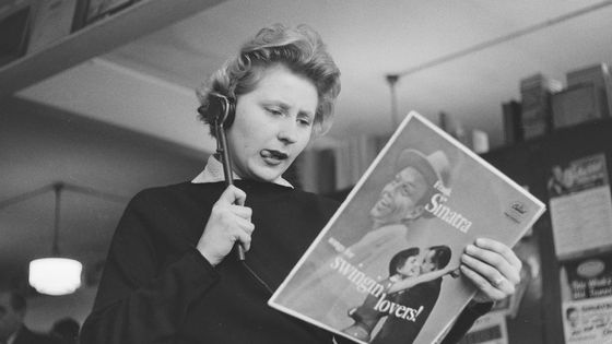 Une femme achète des disques à Londres en 1958 ©Getty - Daily Herald/Mirrorpix/Mirrorpix