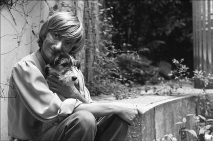 Françoise Sagan, écrivaine et romancière française, prise en photo chez elle, le 19 mai 1981 à Paris, France. Françoise Sagan, écrivaine et romancière française, prise en photo chez elle, le 19 mai 1981 à Paris, France.