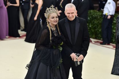 Jean-Paul Gaultier, grand créateur de mode français, avec Madonna lors du Heavenly Bodies: Fashion & The Catholic Imagination Costume Institute Gala au Metropolitan Museum of Art (New York, 2018) Jean-Paul Gaultier, grand créateur de mode français, avec Madonna lors du Heavenly Bodies: Fashion & The Catholic Imagination Costume Institute Gala au Metropolitan Museum of Art (New York, 2018)