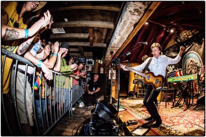 Sir Paul McCartney se produit à un spectacle à guichets fermés lors de la tournée «One On One» à Pappy et Harriet's Pioneertown Palace le 13 octobre 2016 à Pioneertown, en Californie. Sir Paul McCartney se produit à un spectacle à guichets fermés lors de la tournée «One On One» à Pappy et Harriet's Pioneertown Palace le 13 octobre 2016 à Pioneertown, en Californie.