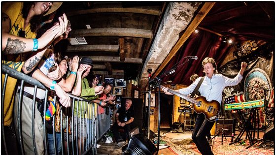 Sir Paul McCartney se produit à un spectacle à guichets fermés lors de la tournée «One On One» à Pappy et Harriet's Pioneertown Palace le 13 octobre 2016 à Pioneertown, en Californie. ©Getty - MJ Kim / MPL Communications