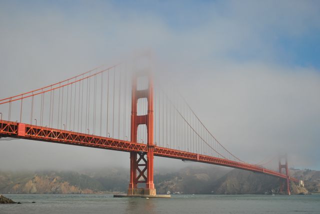 Le pont du Golden Gate de San Francisco dans la brume du petit matin.