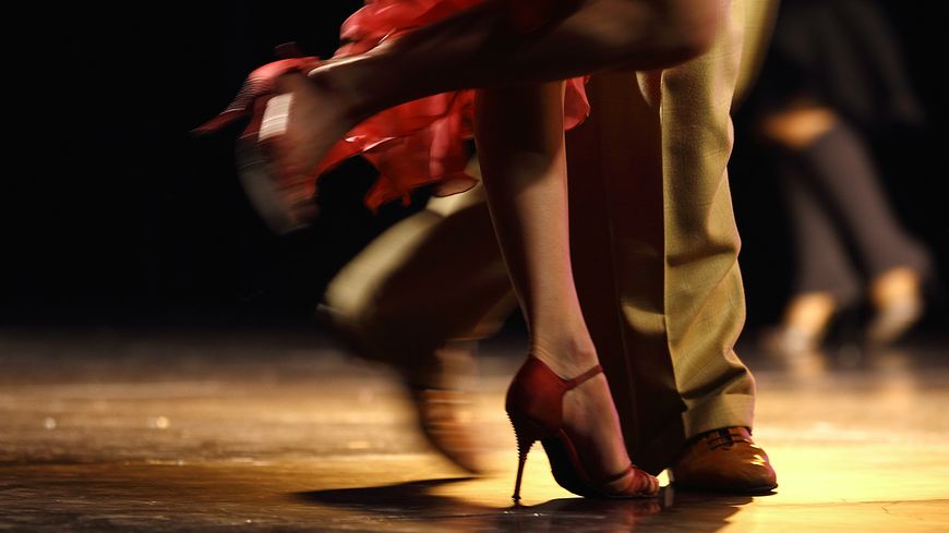 Pieds d'un couple de danseurs pendant le championnat du monde de tango argentin à Buenos Aires.