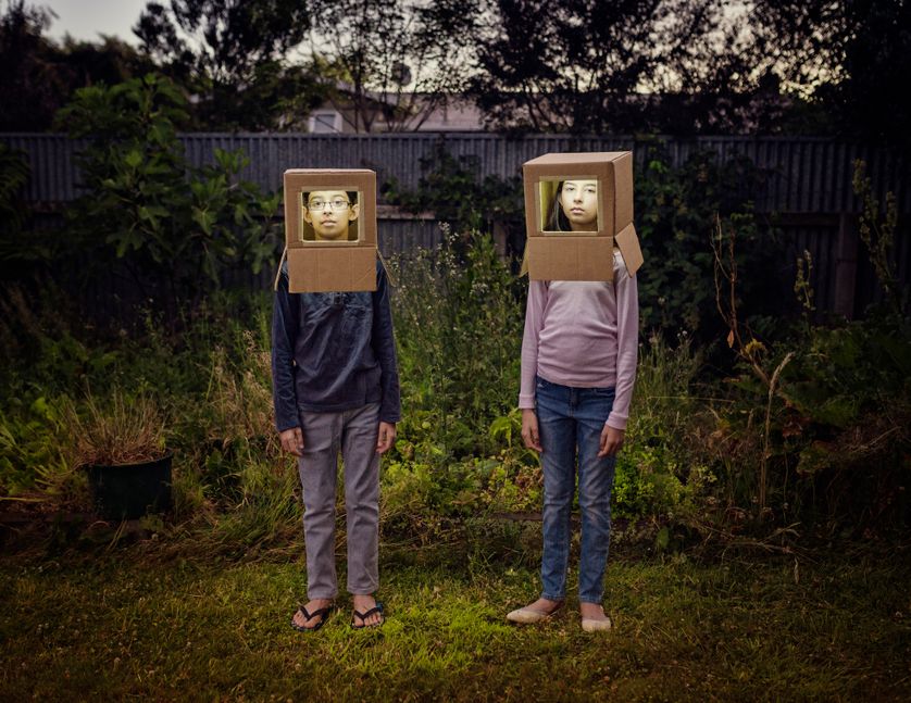 Que faire quand on constate que même quand on réussit à organiser une soirée télé à l’ancienne, les enfants ont leur téléphone posé à côté d’eux et s’y livrent à des activités de toute sorte ?