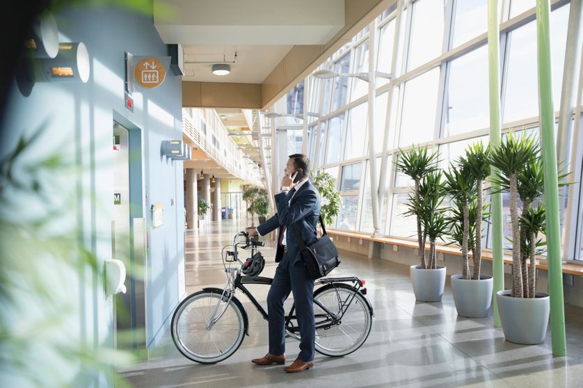Homme d'affaire à vélo