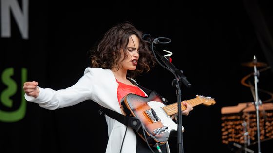 Anna Calvi, auteure-compositrice-interprète au Greenman Festival le 19 août 2018 à Brecon, au Pays de Galles. ©Getty - Andrew Benge / Redferns