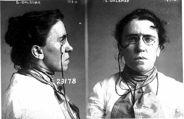 Photo d'identité judiciaire d'Emma Goldman en septembre 1901 à Chicago, lors de son arrestation, suspecte d'avoir participer à un complot d'assassinat contre le président américain William McKinley.