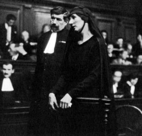 Madame Nozière à la barre des témoins en 1934 et son avocat Maître Boitel