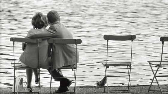 Un jeune couple devant un lac - 1965 ©Getty - Mario De Biasi/Mondadori Portfolio