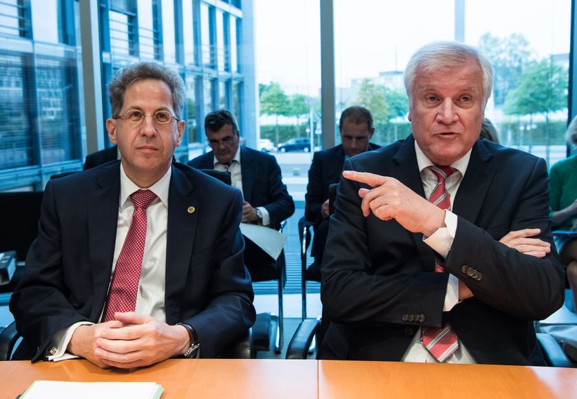 Hans-Georg Maassen (à gauche) avec son protecteur, le ministre de l'intérieur Horst Seehofer, lors d'une audition au Bundestag à Berlin le 12 septembre dernier