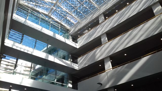 Le nouveau lycée international Lucie Aubrac de Courbevoie, des bâtiments neufs, tout en verre et en bois.