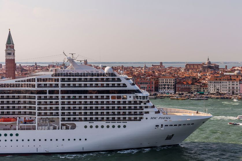 Un paquebot de croisière passant devant la place Saint-Marc en juillet 2015