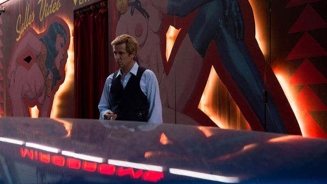 Guillaume Canet sur le tournage du film "L'amour est une fête" de Cédric Anger, une plongée dans le Paris des années 80, le quartier de Pigalle, les peep-show et l'industrie du porno.