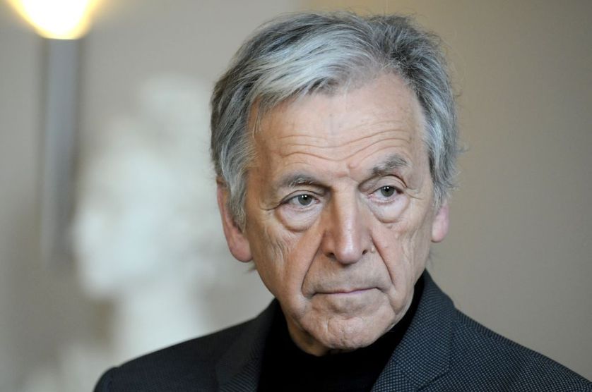 Costa-Gavras conçoit le cinéma comme un moyen pour lui d'exprimer ses idées politiques et de proposer une réflexion sur le pouvoir.