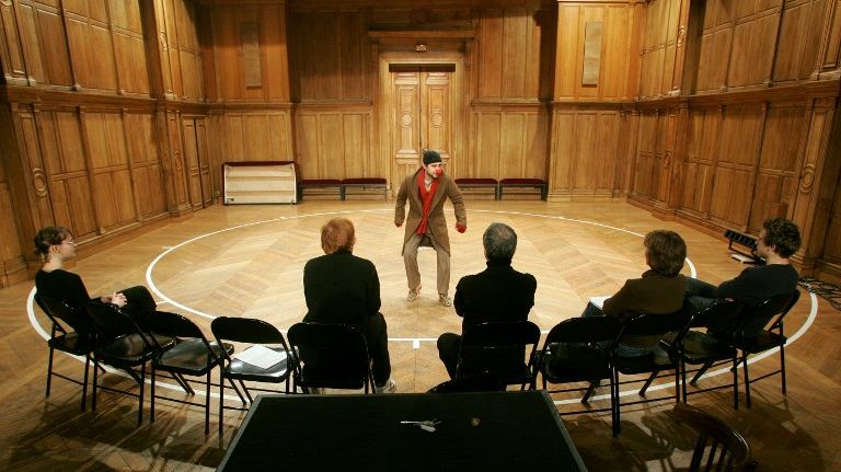 Un cours de théâtre dans la célèbre salle Louis-Jouvet du Conservatoire national supérieur d'art dramatique de Paris