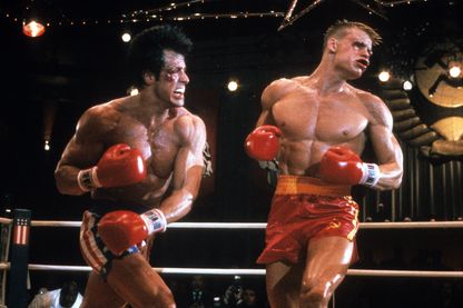 Rocky Balboa représentant les USA, frappant Ivan Drago, champion de boxe de l'URSS, scène du film "Rocky IV" en 1985. Rocky Balboa représentant les USA, frappant Ivan Drago, champion de boxe de l'URSS, scène du film "Rocky IV" en 1985.