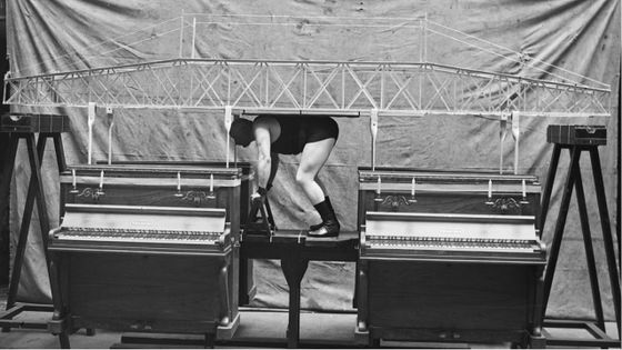 Léon Verhaert soulevant deux pianos : photo de presse / Agence Rol - 1924 - BnF-Gallica