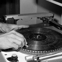 09-Restauration à l'Ina d'un disque 78 tours craquelé issu des archives radiophoniques, en 1986.