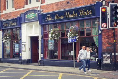 Un pub de la chaîne JD Wetherspoon à Boston, Licolnshire, la ville qui a voté à 75,6 % pour le Brexit – le record ! Un pub de la chaîne JD Wetherspoon à Boston, Licolnshire, la ville qui a voté à 75,6 % pour le Brexit – le record !