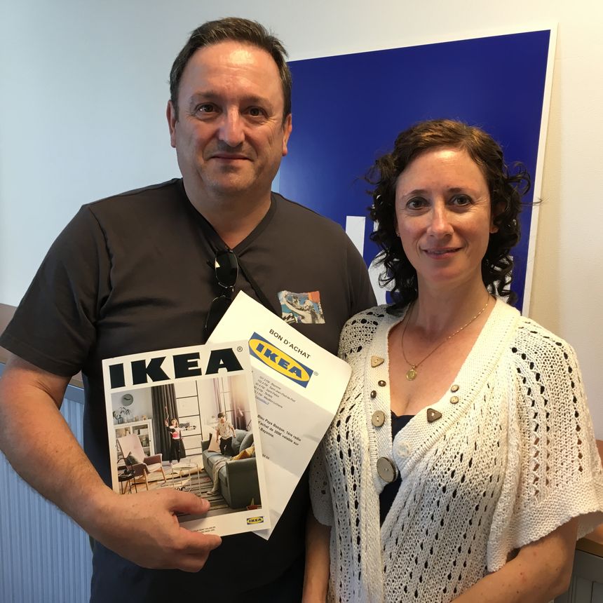 Jean-Pierre d'Urrugne et sa compagne gagnant du chèque de 300€ à dépenser chez IKEA