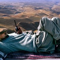 Afghanistan, 1998. Le commandant Massoud se repose après avoir mené une attaque pour reprendre la ville de Taloqan qui venait d’être occupée par les talibans suite à la rupture d’un cessez-le-feu.