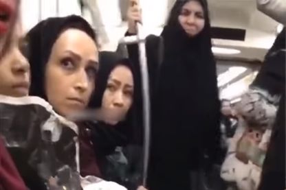 Capture décran de la vidéo cité par Xavier de La Porte, "Iranians Stand Up To Islamist Woman Who's Trying To Force Her Ideology On Others" Capture décran de la vidéo cité par Xavier de La Porte, "Iranians Stand Up To Islamist Woman Who's Trying To Force Her Ideology On Others"