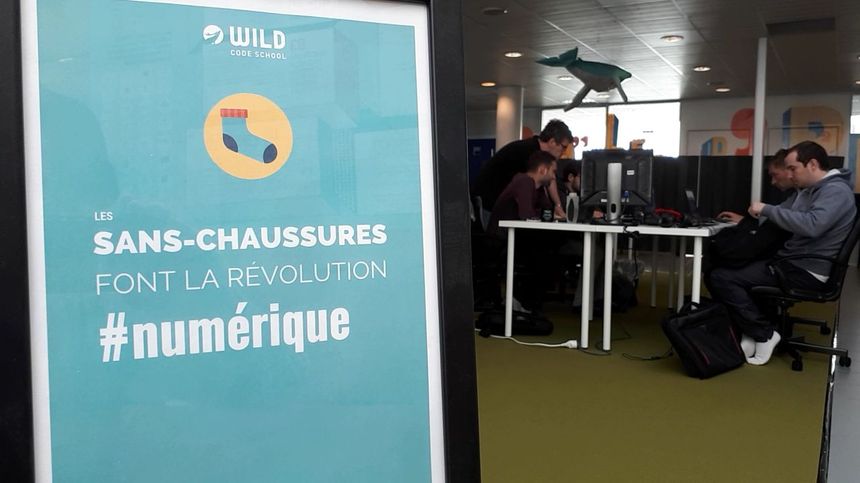 Les chaussures sont rangées dans un meuble à l'entrée. Ici, on bosse à la cool. Chaussettes ou chaussons obligatoires !