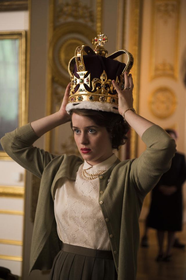 "The Crown", série télévisée britannique, créée par Peter Morgan (scénariste de "The Queen" en 2006) sur le reine Elizabeth II, interprétée par Claire Foy pour la saison 1.