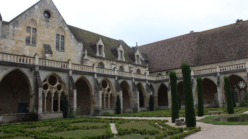 Dans le cloître de l'abbaye de Royaumont