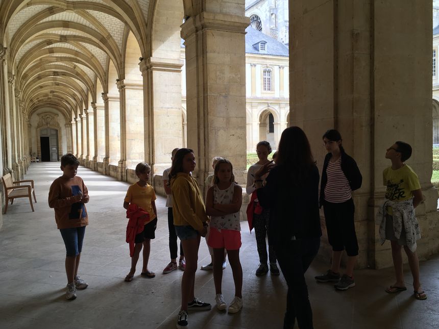 Les enfants ont pu découvrir la vie des moines de l'abbaye au Moyen Age, et parcourir le superbe cloître.