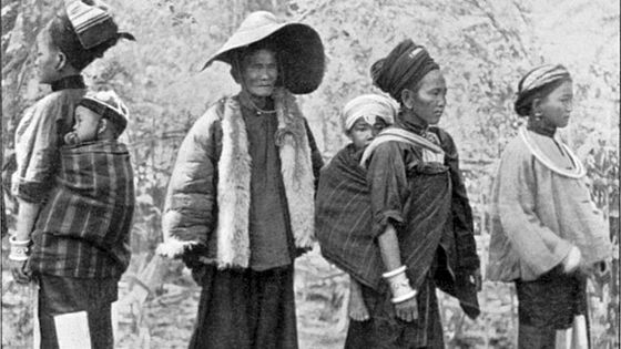Jeunes filles et femmes de la tribu Shan - Max Ferrars (Edit. Sampson Low. Marston and Co. London 1901) / Wikipedia Commons