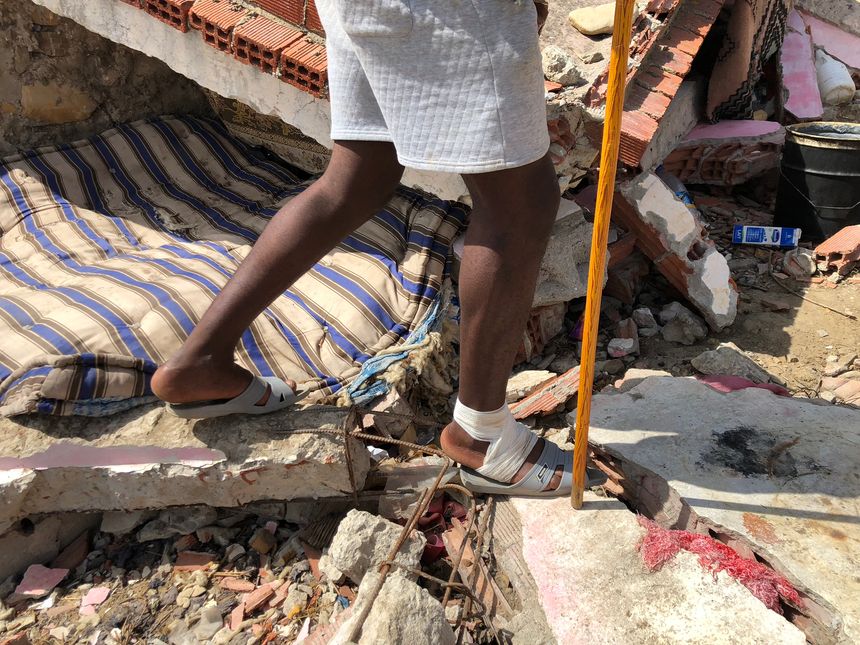 Njoya, 23 ans, devant ce qui lui sert de chambre à coucher