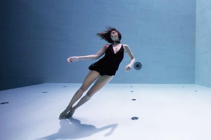 Regarder Julie Gautier danser sous l'eau permet de ressentir l’ivresse des profondeurs en restant bien au sec. Regarder Julie Gautier danser sous l'eau permet de ressentir l’ivresse des profondeurs en restant bien au sec.