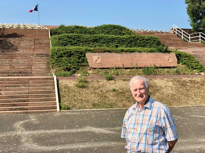 Sigolsheim, Aymé Hauptmann, devant la Nécropole