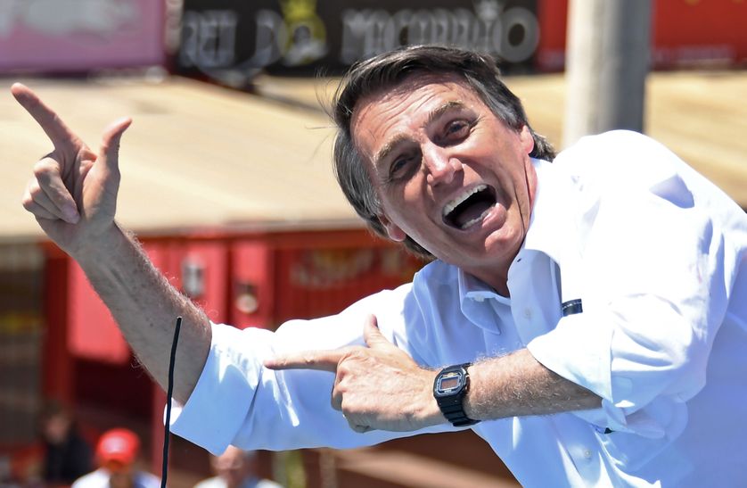 Réputé pour ses dérapages, le candidat d'extrême droite Jair Bolsonaro est né en mars 1955 à Glicério (São Paulo). Candidat du Parti social-libéral (PSL), cet ancien militaire domine les sondages
