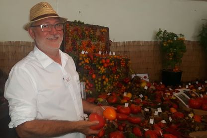 Pascal Antigny au milieu de 300 variétiés de tomates au château de Beauregard Pascal Antigny au milieu de 300 variétiés de tomates au château de Beauregard