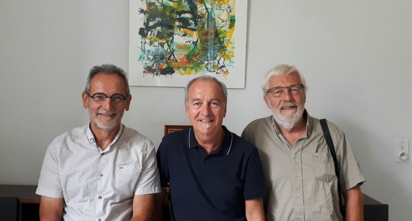 L'équipe municipale, Jacky Grand à gauche et Jacques Fournier à droite encadrent Jean-Miche Charlat