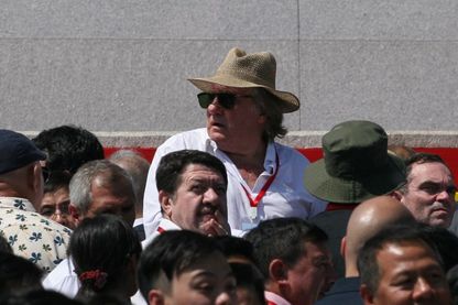 Gérard Depardieu assistant à un défilé militaire en compagnie de Yann Moix pour le 70ème anniversaire de la Corée du nord Gérard Depardieu assistant à un défilé militaire en compagnie de Yann Moix pour le 70ème anniversaire de la Corée du nord