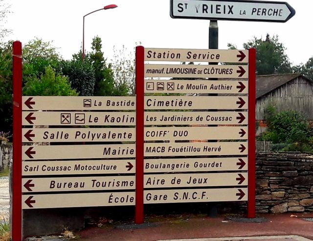 La station-service de Coussac-Bonneval s'affiche sur les panneaux de direction du village