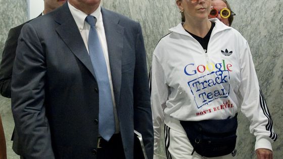 Un "mime" avec "Google Track Team", un groupe du "Consumer Watchdog Privacy Project" confronte les pratiques de Google en matière de confidentialité et dit à la société "Don't Be Evil", aux côtés d'Eric Schmidt, président de Google. ©AFP - SAUL LOEB