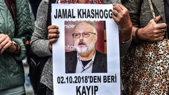 Potrrait de Jamal Khashoggi brandi par des manifestants à Istanbul le 9 Octobre 2018 ©AFP - OZAN KOSE