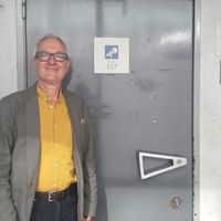 Guy Darol devant le studio 107 de Radio France