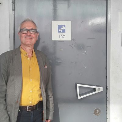 Guy Darol devant le studio 107 de Radio France