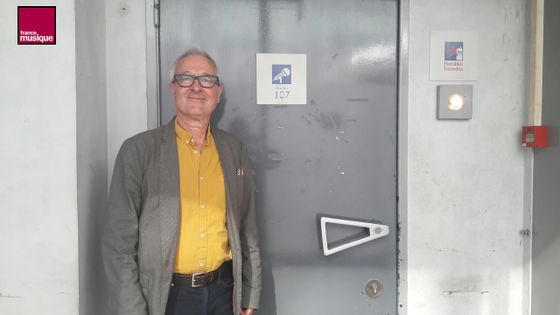 Guy Darol devant le studio 107 de Radio France ©Radio France - Soizic Noël