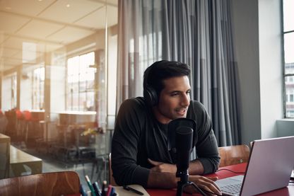 Jeune homme s'enregistrant pour un podcast radio Jeune homme s'enregistrant pour un podcast radio