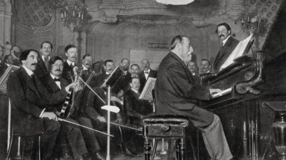 Camille Saint-Saëns en répétition en 1910. Photo extraite de l'album "Photographies dans L'intimité de personnages illustres, 1855-1915. Editions MD, Paris. ©Getty - The Print Collector/Print Collector/Getty Images