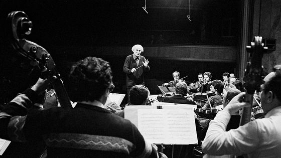 Le violoniste et chef d'orchestre Yehudi Menuhin répétant avec l'Orchestre de Paris auThéatre des Champs-Elysees, en janvier 1980 ©Getty - Francis Apesteguy