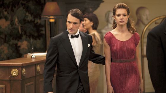 Ed Stoppard dans le rôle d'Adrien Deume et Natalia Vodianova interprétant Ariane d'Auble, film Belle du Seigneur - Océan Films